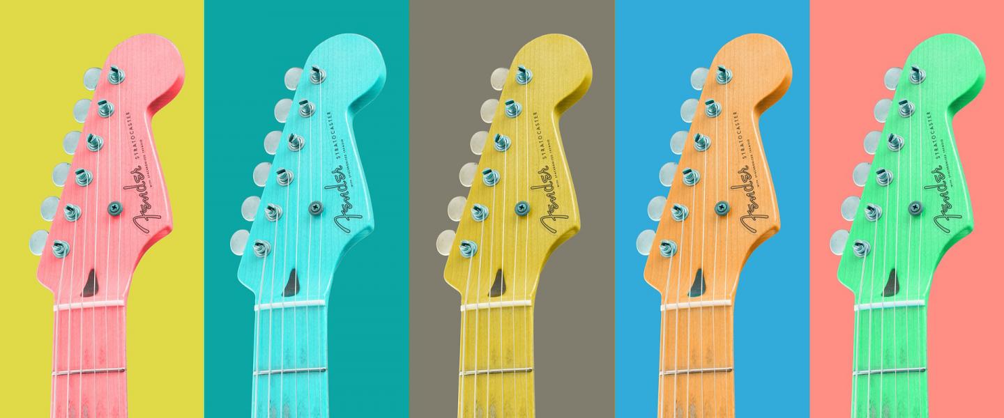 Eri värisiä kitaran virityskoneistoja rivissä
