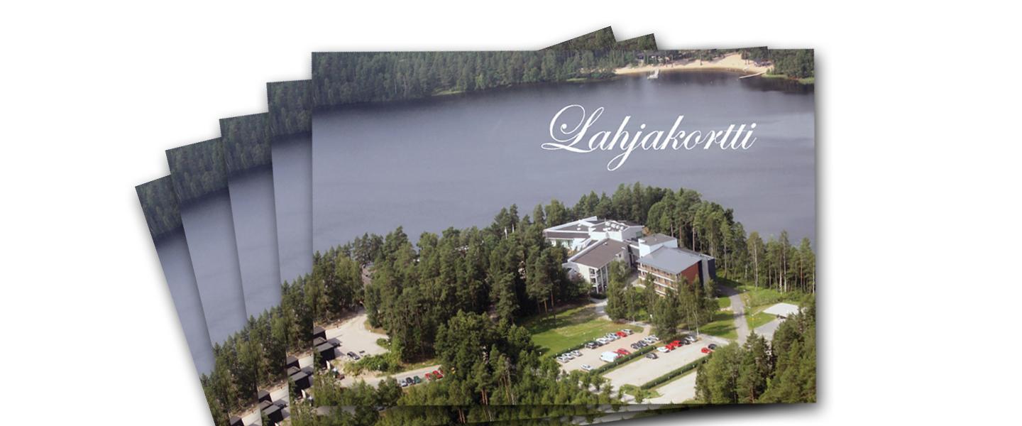 Viuhka Salossa sijatsevan Lehmirannan lomakeskuksen lahjakorteista, joissa ilmakuva tontista järven rannalla.