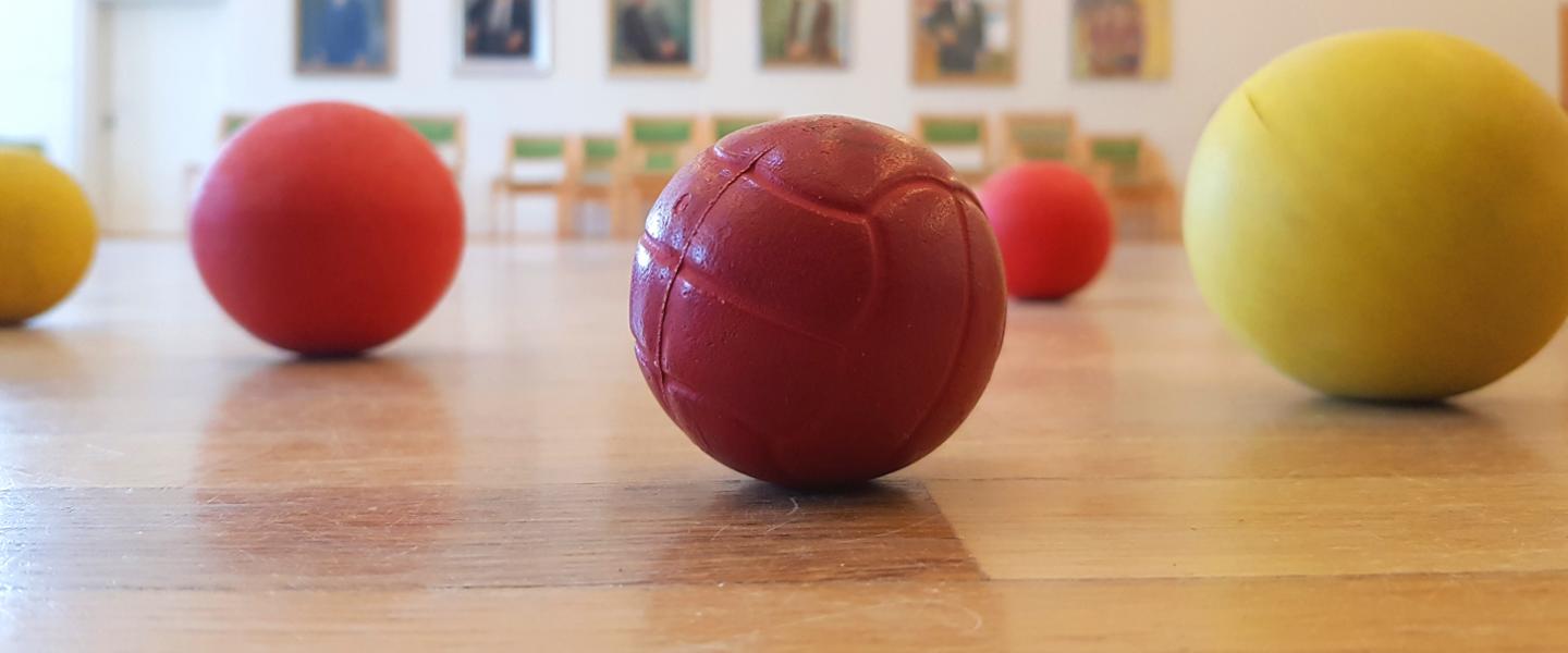 Boccia-palloja juhlasalin lattialla Lehmirannassa Salossa