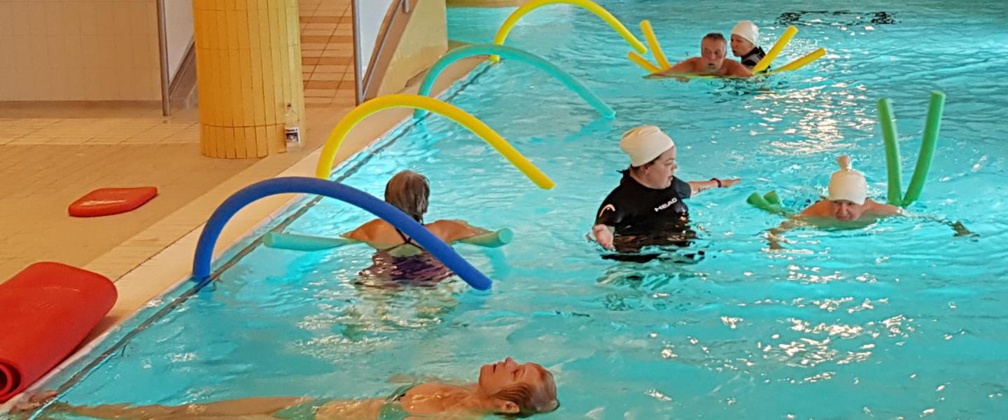 Senioreita Lehmirannan uimakoulussa uima-altaassa harjoittelemassa uimista.