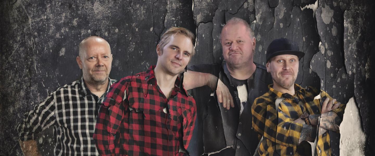 Onnenkerjäläiset -yhtyeen kuva, jossa neljä miestä seisoo vierekkäin. 