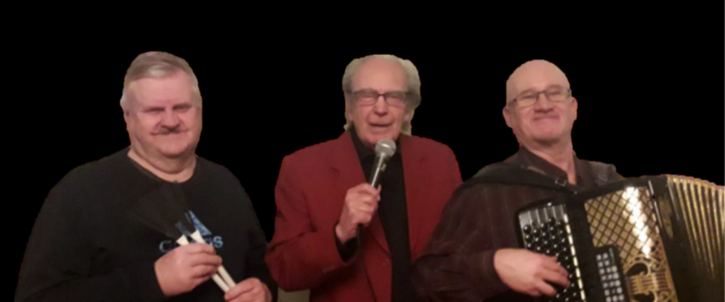 Rähmäkäpälät yhtyeen kuva - kolme miestä, yhdellä haitari ja kahdella mikrofoni kädessään.