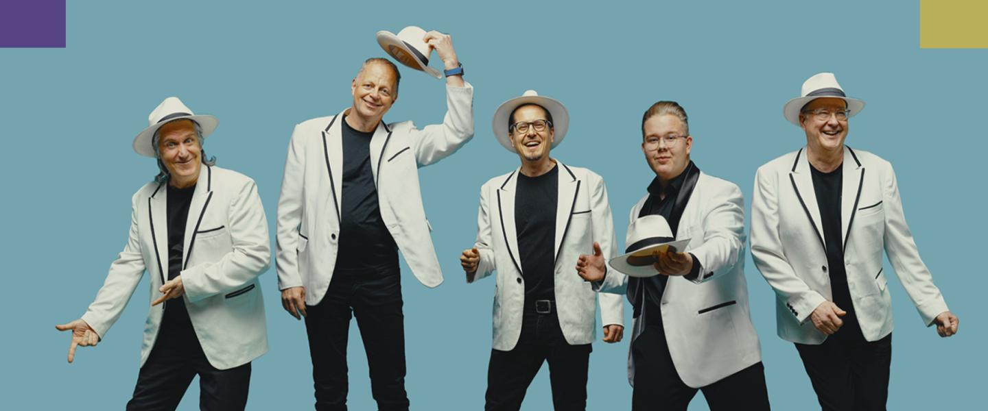 PNP yhtye solistinaan Henri Jokinen. Kuvassa viisi miestä pukeutuneena valkoisiin takkeihin ja hattuihin.