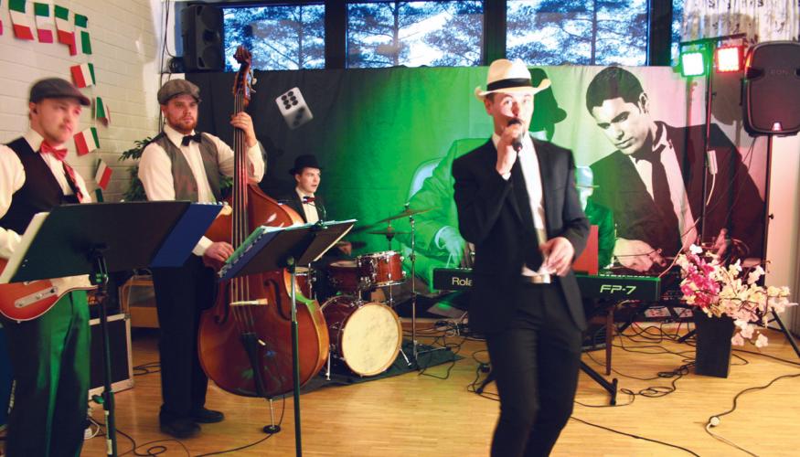 Roope Pelo ja Pelottomat -orkesteri esiintymässä
