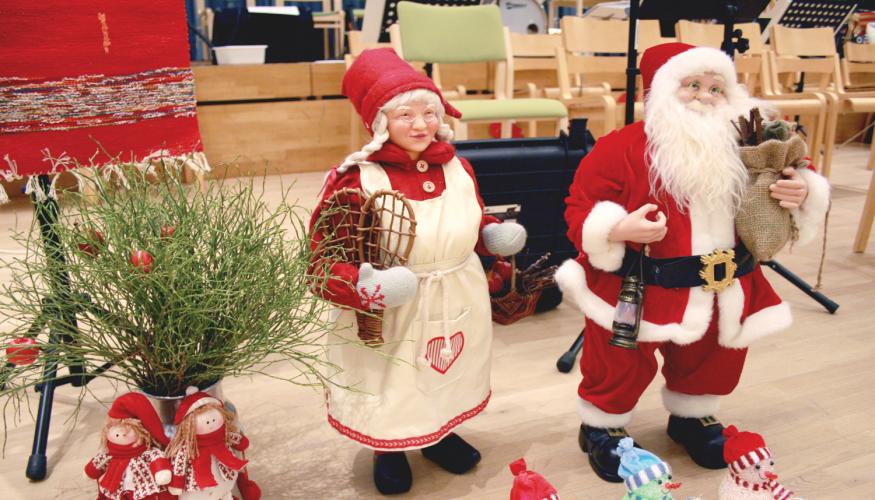 Joulukoristeina pukki ja muori -nuket