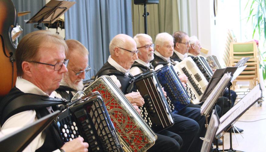 Haitarinsoittajia Lehmirannan lomakeskuksen pelimannisoitoissa Salossa