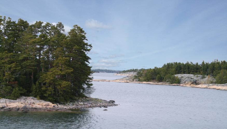 Saaristomeren kallioisia saaria ja luotoja meren sylissä Särkisalossa