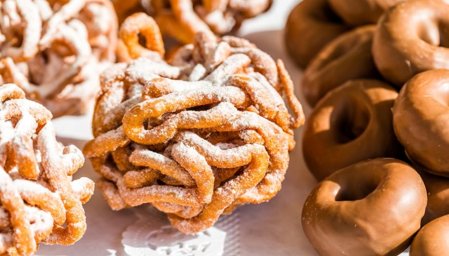 Tippaleipiä ja minimunkkeja tarjottimella