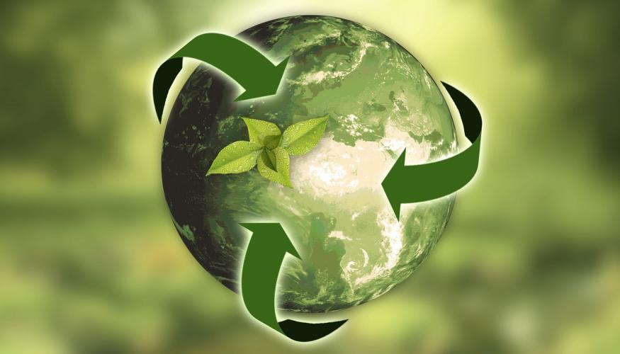 Vihreä maapallo, jonka ympärillä kierrätystä kuvaavat nuolet. Kuvituskuva.