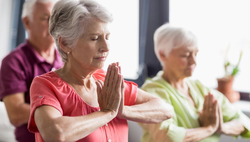 Ihmisiä rentoutumassa pilates -tunnilla.