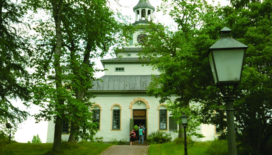 Teijon kirkko, Suomen pienin kivikirkko ja puita ympärillä.